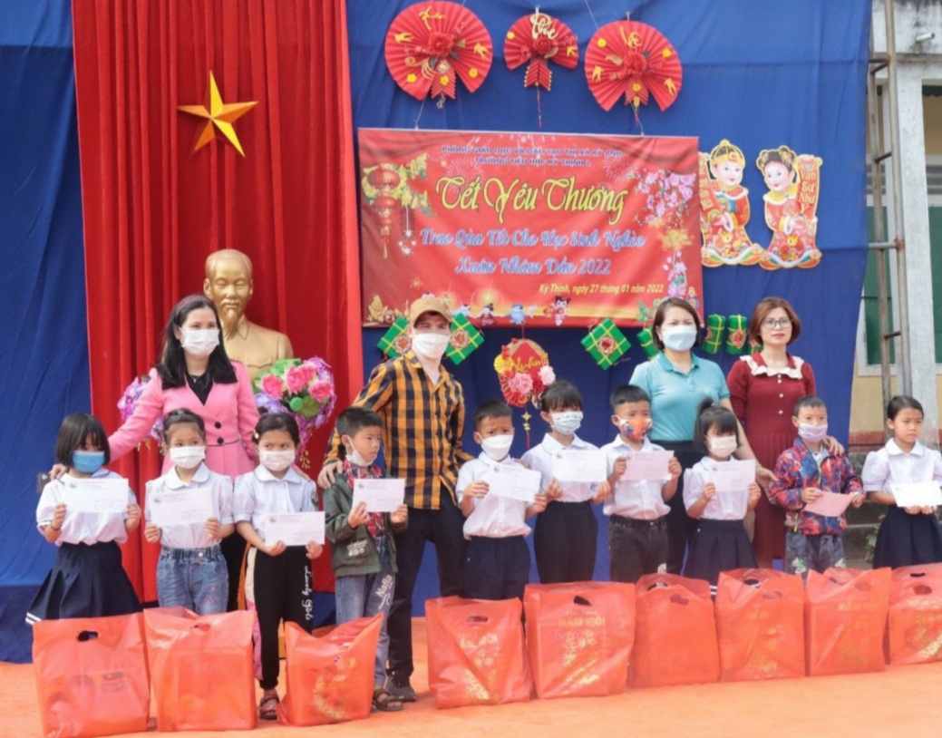 Ấm áp từ chương trình: “Xuân kết nối- Tết yêu thương” Trường Tiểu học Kỳ Thịnh 2- Thị xã Kỳ Anh