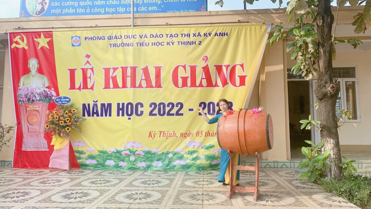 Ảnh khai giảng đánhh trống