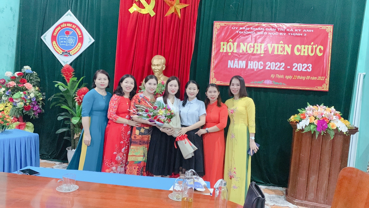 Hội nghị cán bộ, viên chức năm học 2022-2023 của trường Tiểu học Kỳ Thịnh 2 và tổ chức chia tay cô giáo Phạm Thị Linh thuyên chuyển công tác về đơn vị mới