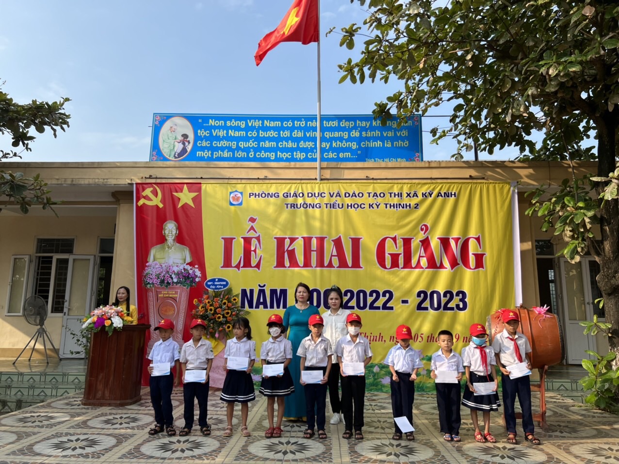 Trao quà cho học sinh nghèo