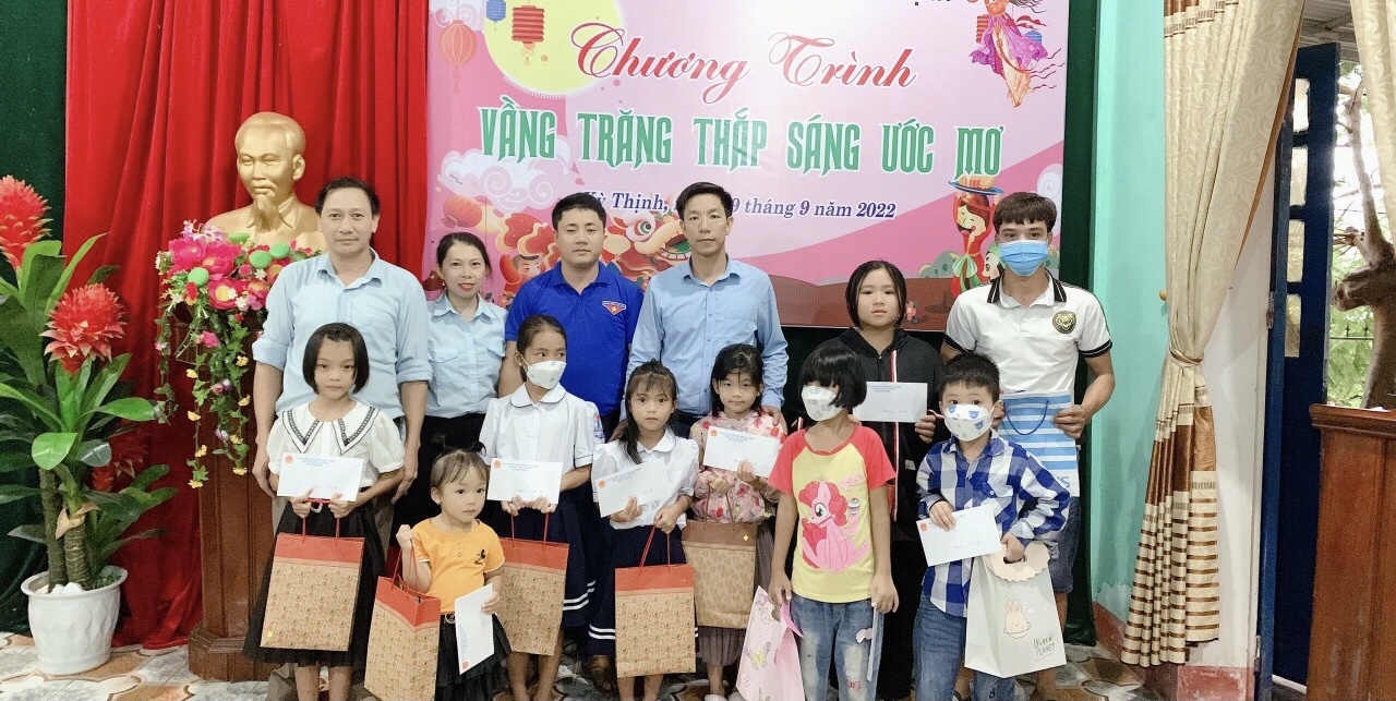 Trao quà Trung thu 2