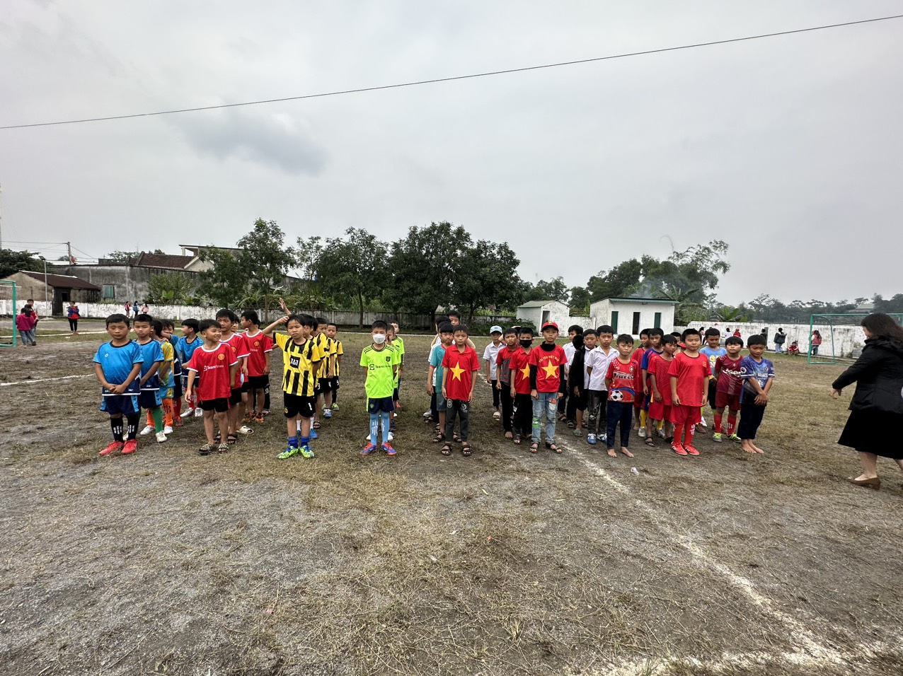 ẢNH HỘI KHỎE PHÙ ĐỔNG CÁC ĐỘI THI