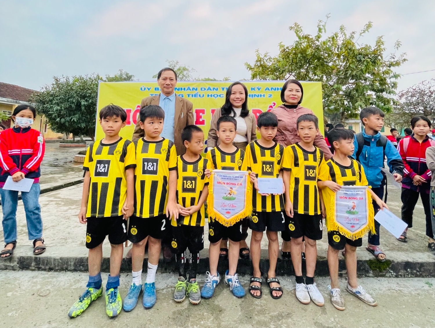 ẢNH HỘI KHỎE PHÙ ĐỔNG TRAO GIẢI 1