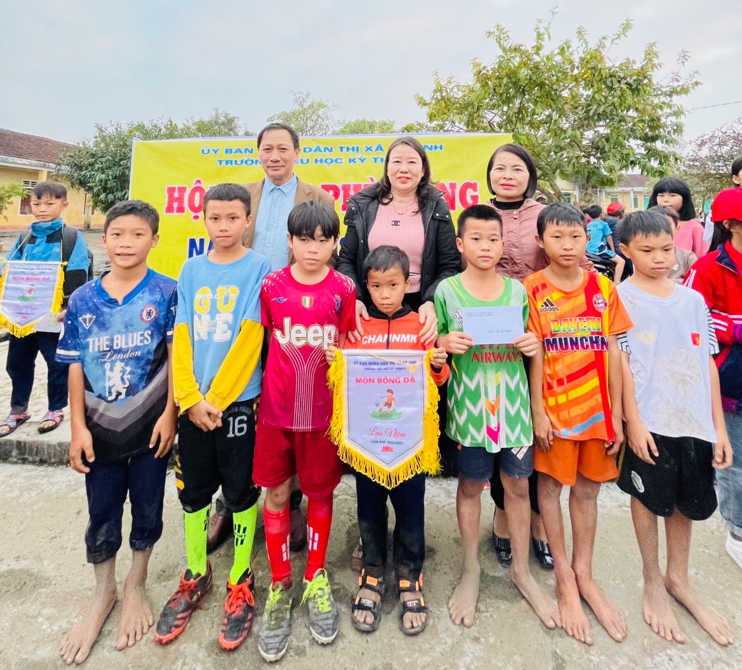 ẢNH HỘI KHỎE PHÙ ĐỔNG TRAO GIẢI 3