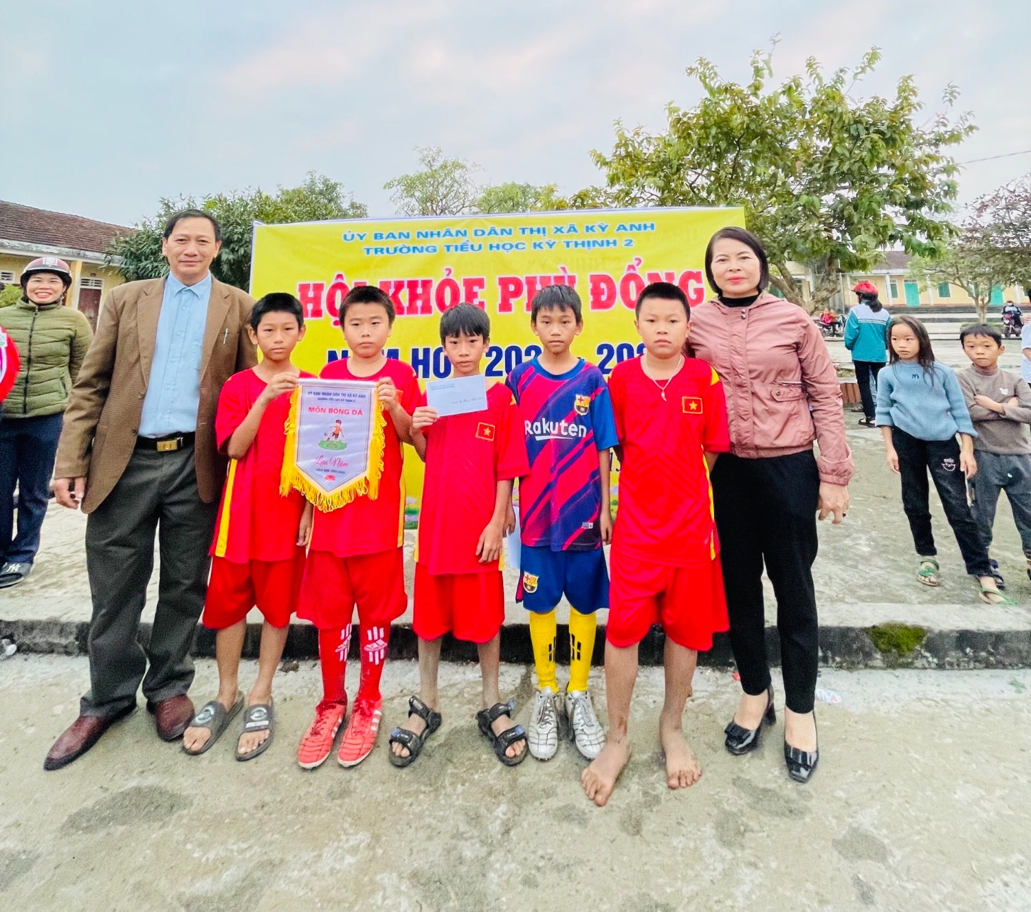 ẢNH HỘI KHỎE PHÙ ĐỔNG TRAO GIẢI 4