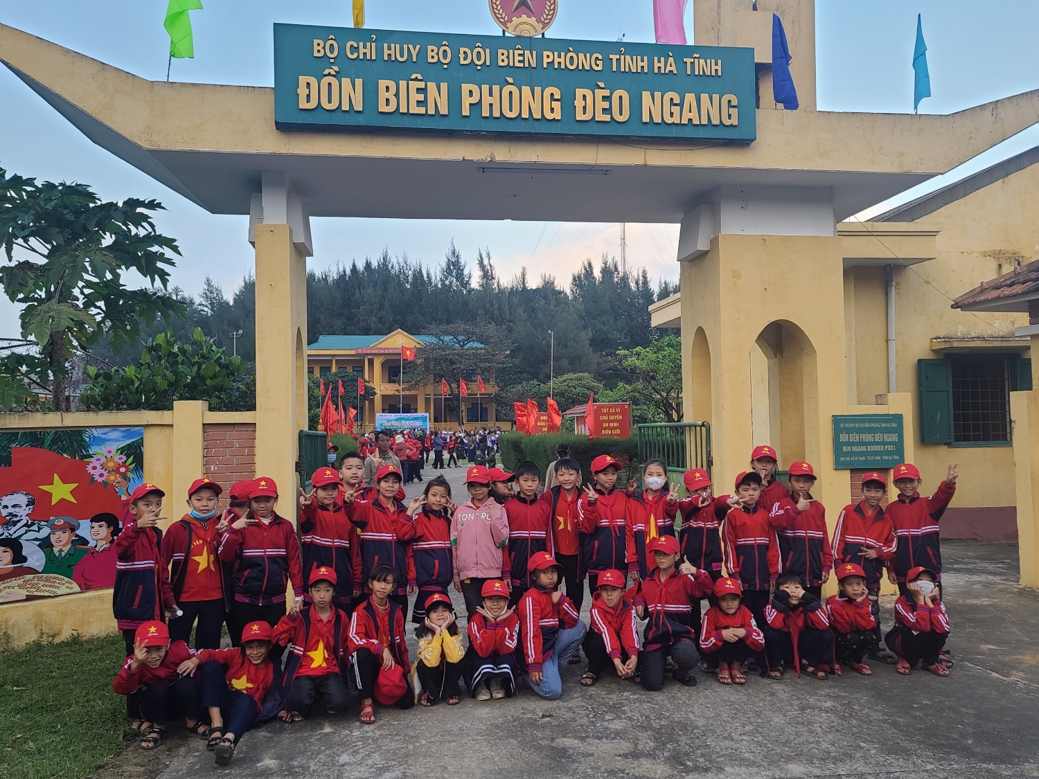 HOẠT ĐỘNG TRẢI NGHIỆM “EM LÀ CHIẾN SĨ BIÊN PHÒNG” CỦA TRƯỜNG TIỂU HỌC KỲ THỊNH 2, THỊ XÃ KỲ ANH