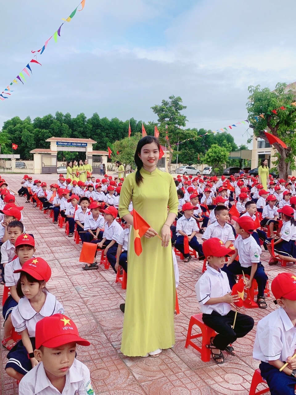 Ảnh Cô giáo và HS lớp 1