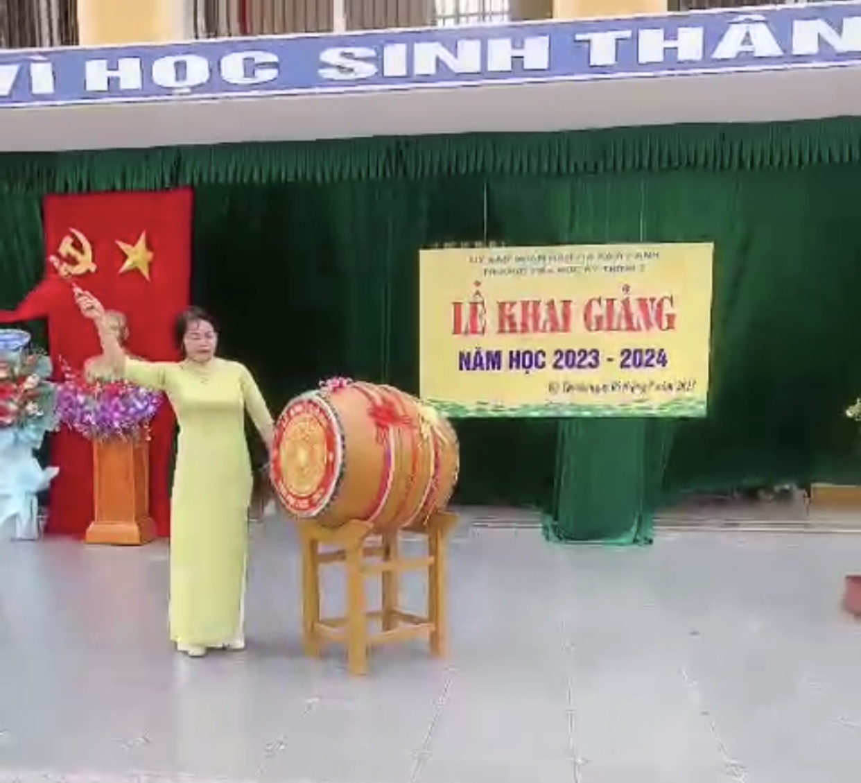 Ảnh đánh trống khai trường