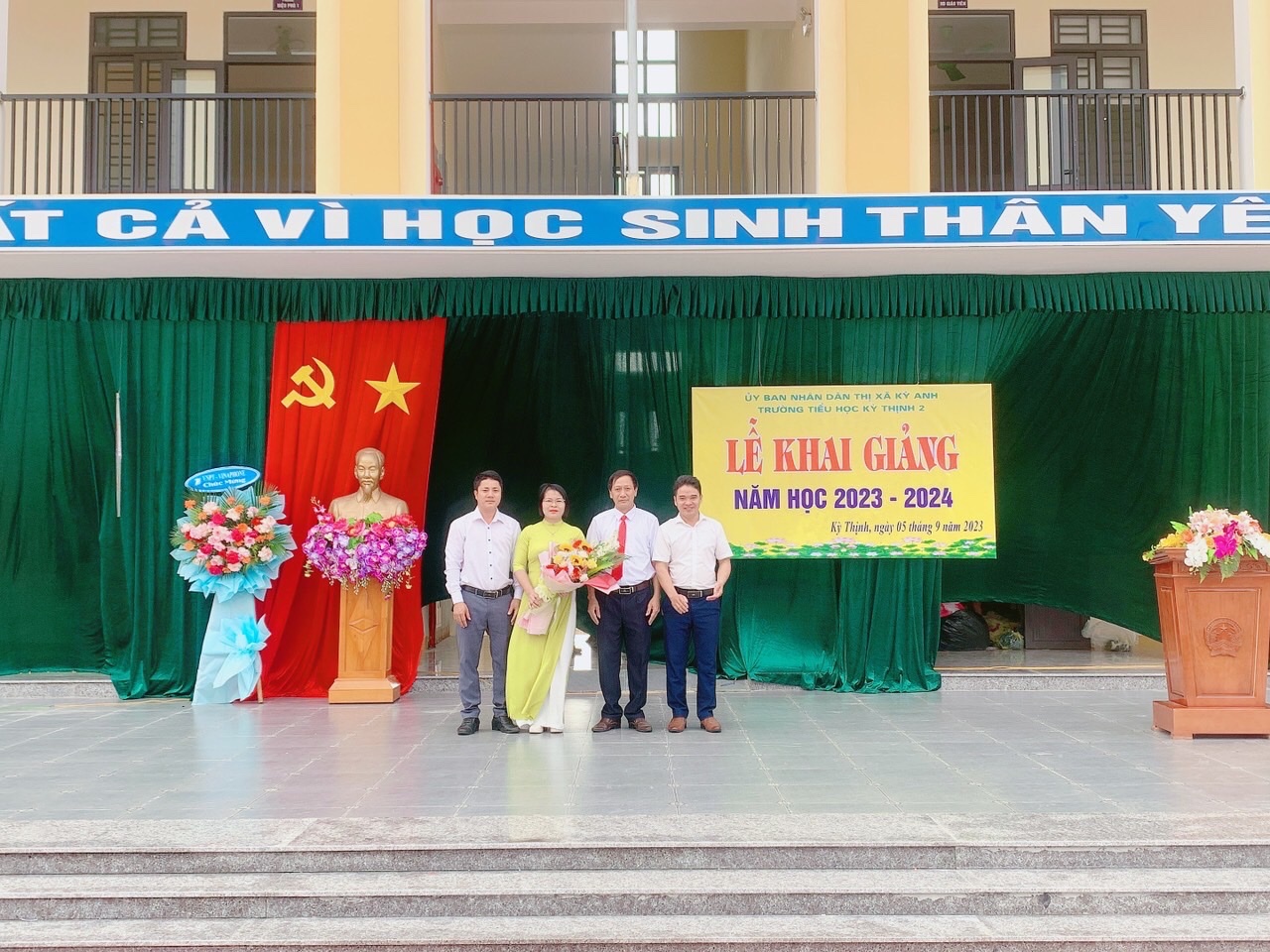 Ảnh tặng hoa chúc mừng 2