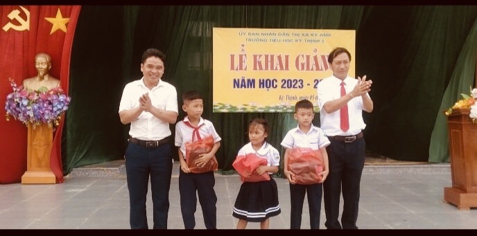 Ảnh tặng quà học sinh