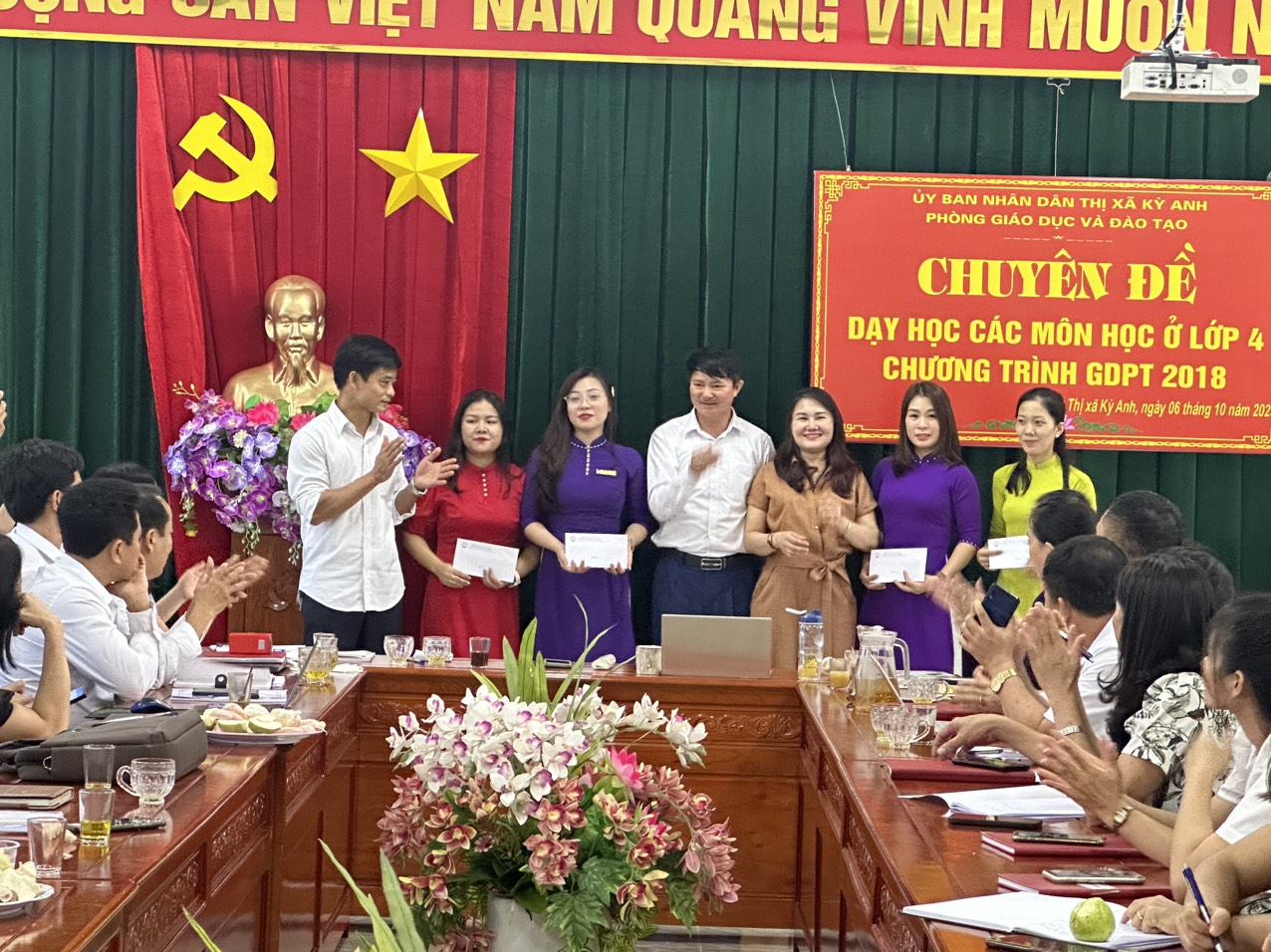 A 2 Chuyên đề ảnh trao quà