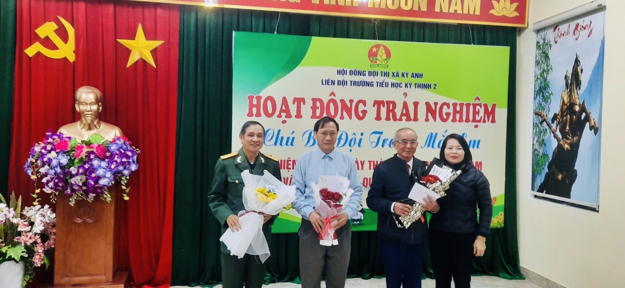 A2 BD tặng hoa