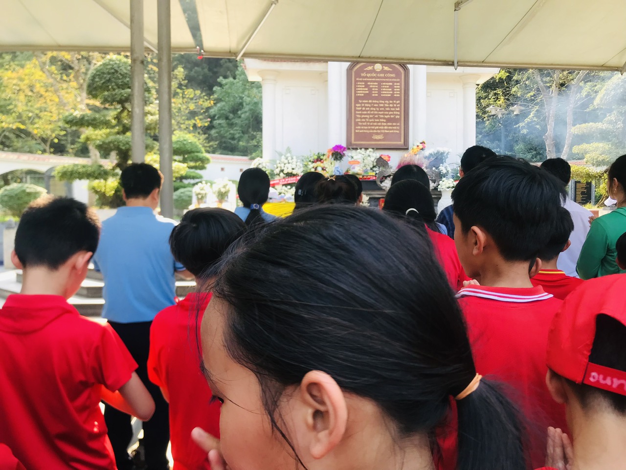 DÂNG HƯƠNG TẠI KHU MỘ 10 CÔ GÁI