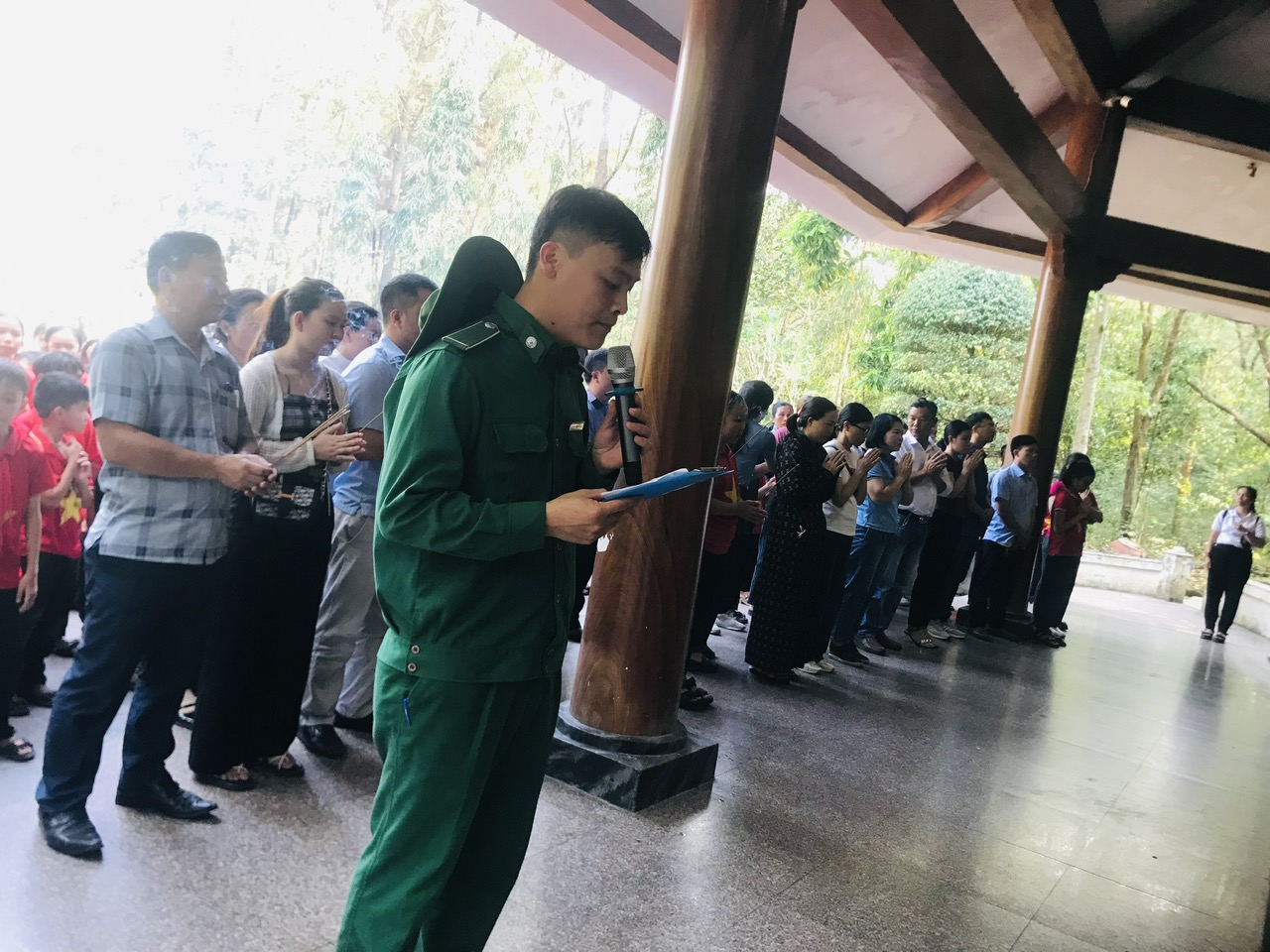 DÂNG HƯƠNG TẠI NHÀ BIA TƯỞNG NIỆM TNXP