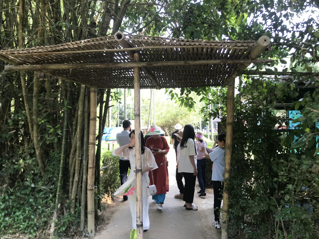 Đường vào Quê Ngoại