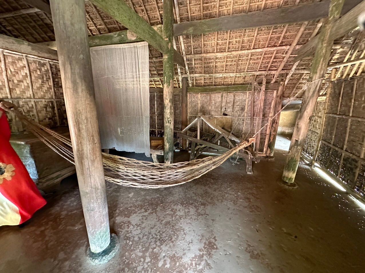 Khung Cửi dệt vải và chiếc võng mây