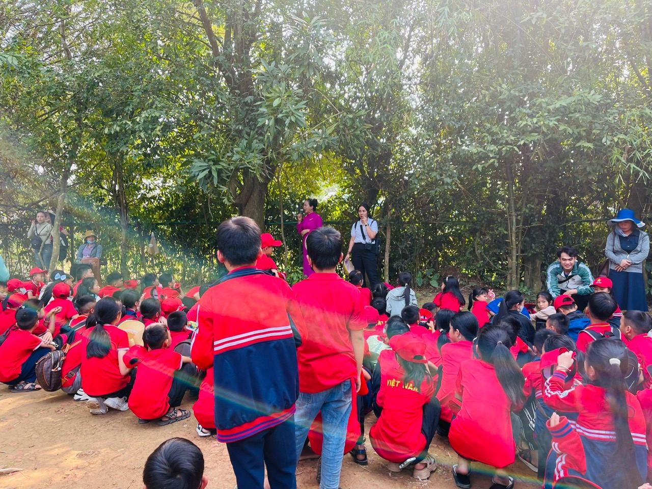 Quê Nội Bác Nghe Thuyết trình