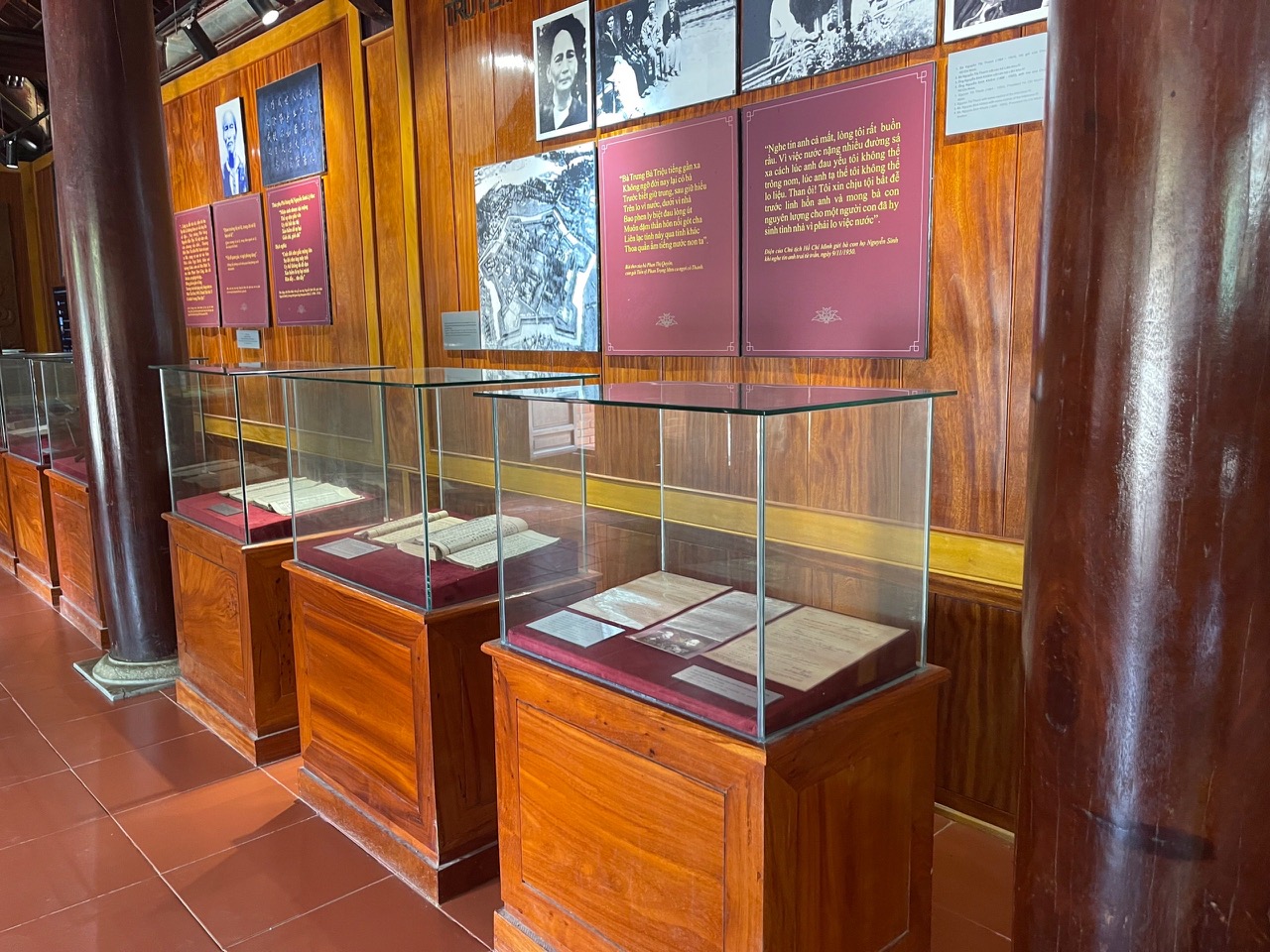 Quê nội trưng bày hiện vật