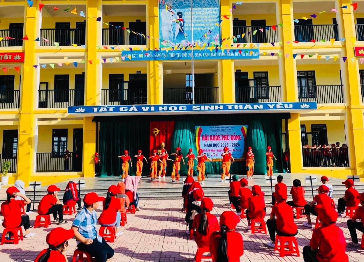 VĂN NGHỆ CHÀO MỪNG