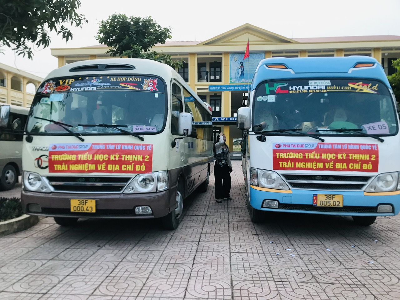 Xe chở đoàn thăm quan