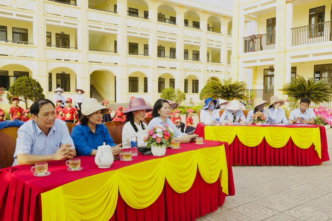 A SÂN TRƯỜNG ĐẠI BIỂU THAM DỰ