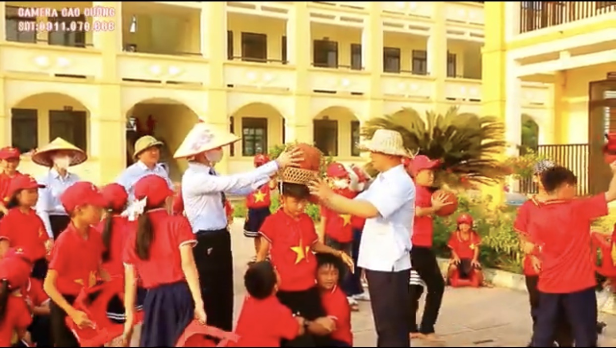 A trò chơi dân gian Khiêng kiệu