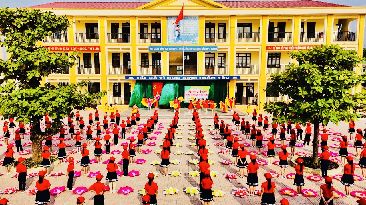 A SÂN TRƯỜNG VĂN NGHỆ CHÀO MỪNG