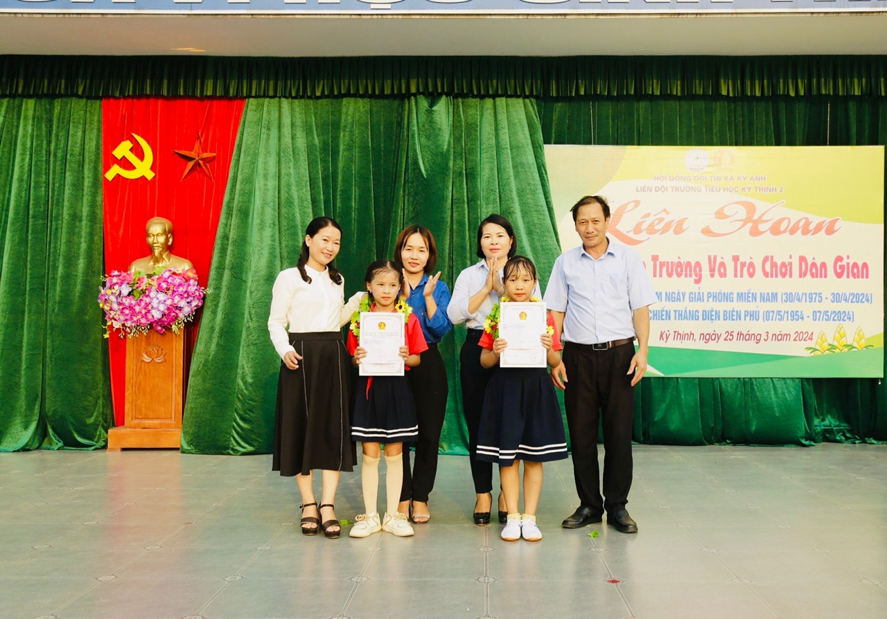 TRAO GIẢI NHÌ SÂN TRƯỜNG