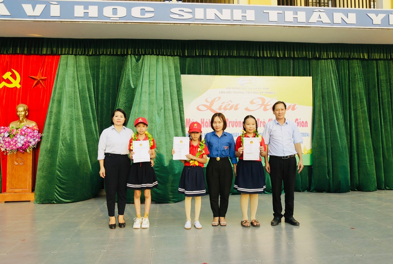 TRAO GIẢI TƯ TẠI LH SÂN TRƯỜNG