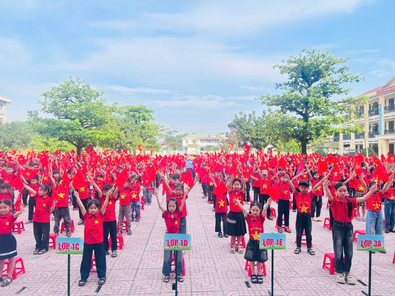 SÁNG SỚM RỘN RÀNG – TẬP LUYỆN CHÀO MỪNG NGÀY “NON SÔNG THỐNG NHẤT”