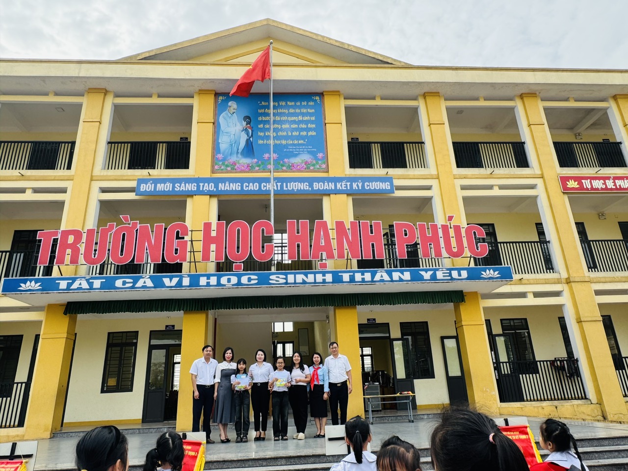 TRAO GIẢ CHO HS VÀ GV VỀ CHIA SẼ SÁCH