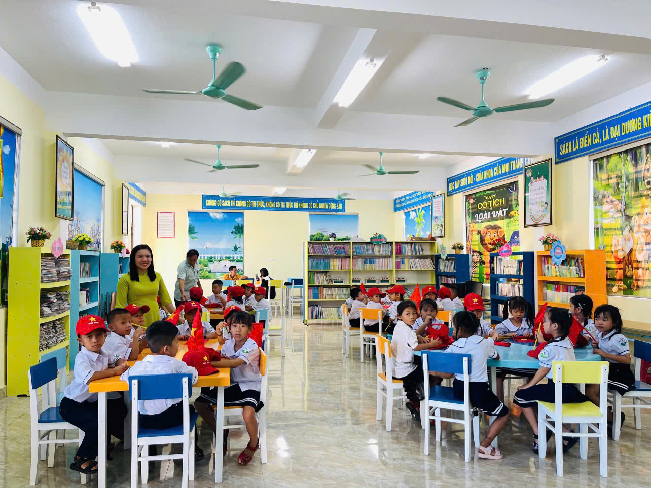 Thăm quan thư viện trường