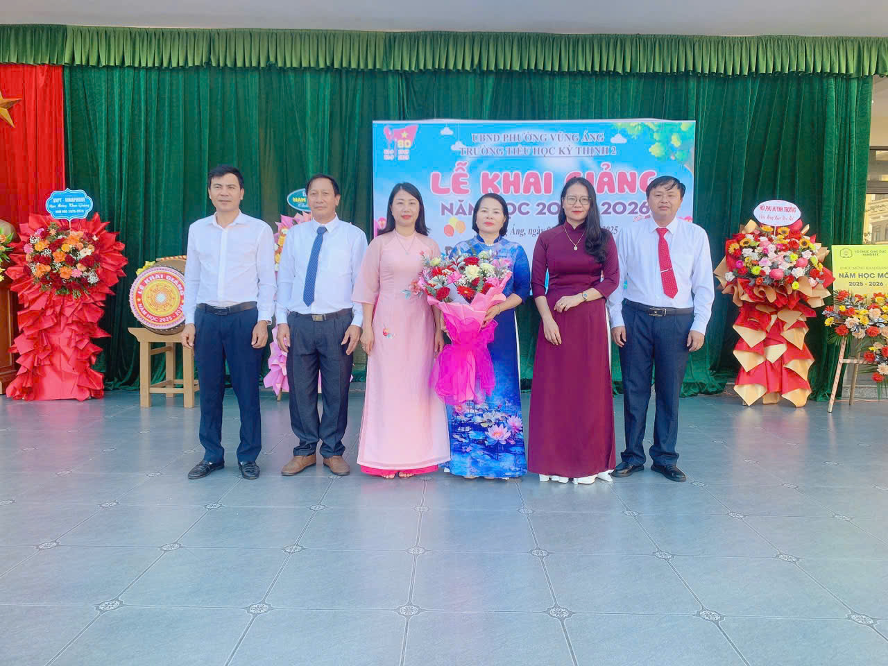 Tặng hoa chúc mừng