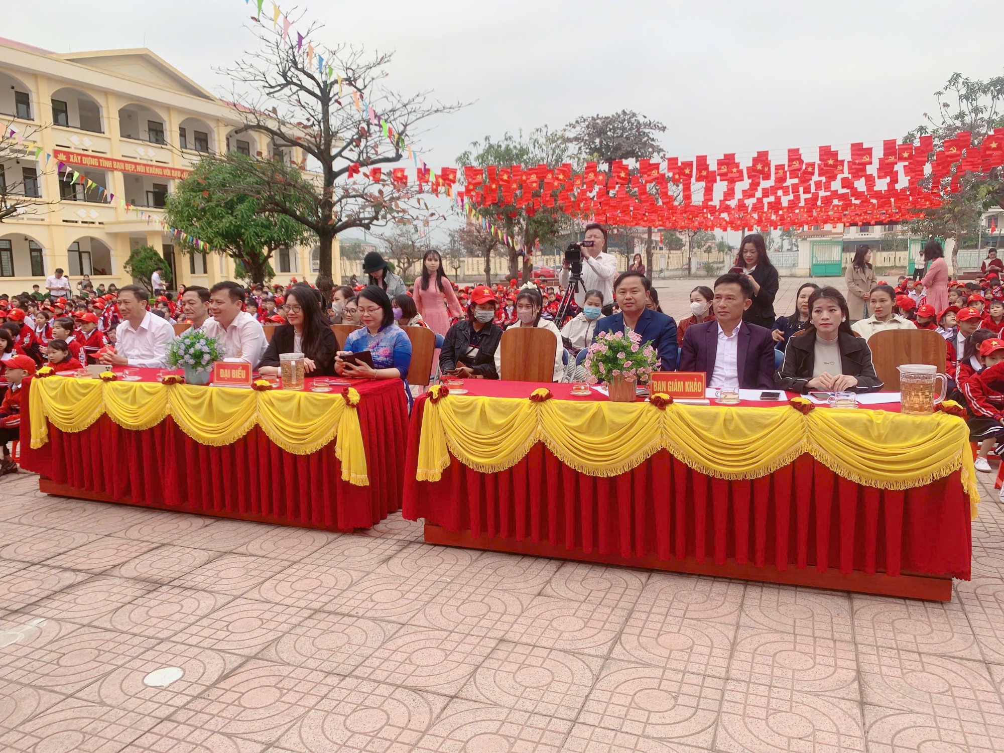 ĐẠI BIỂU GIÁM KHẢO