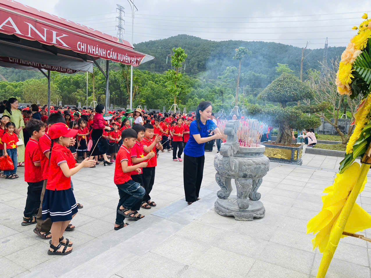 DÂNG HƯƠNG TẠI MỘ TỔNG BÍ THƯ HÀ HUY TẬP