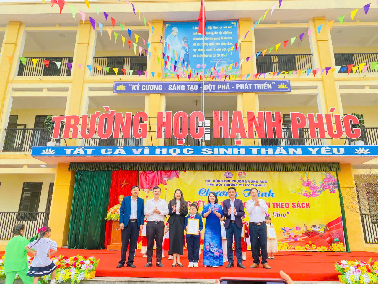 Gia bảo nhận giải thưởng
