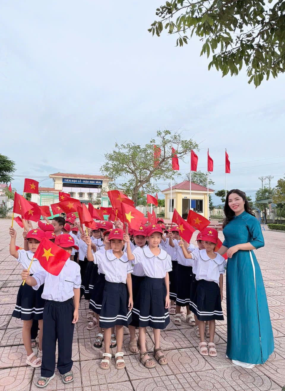 CÔ BÍCH HỒNG SÂN TRƯỜNG