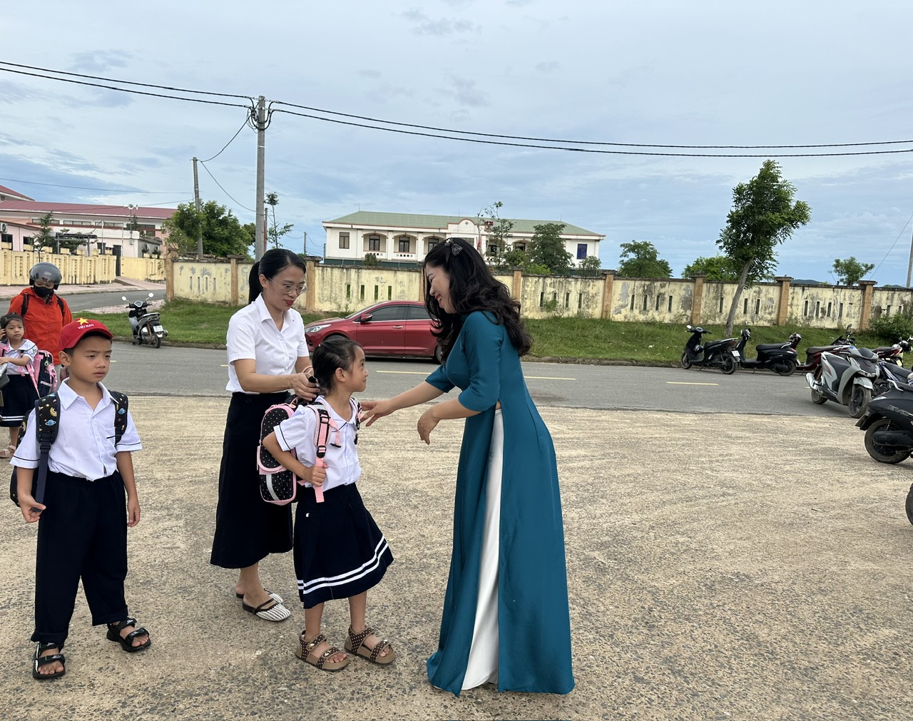 CÔ BÍCH HỒNG