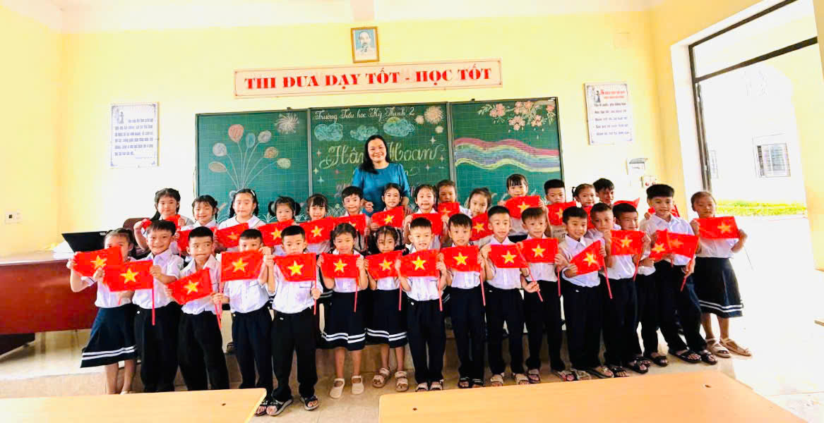 CÔ THỦY 1E